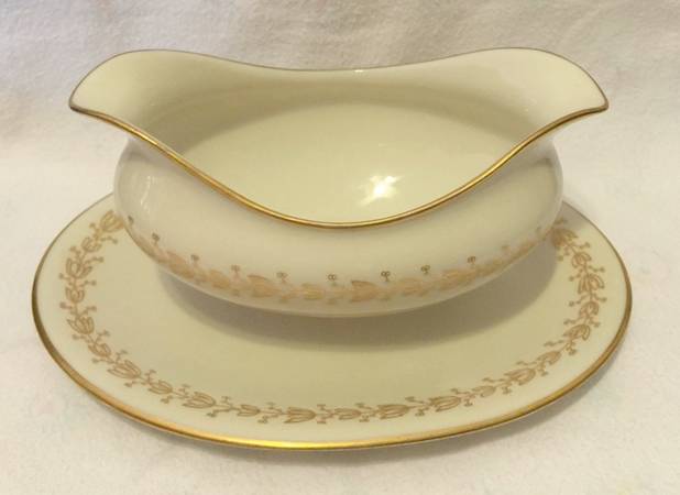 LAM41 Gravy Boat with Attached Underplate