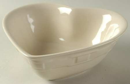 Woven Traditions Ivory 7" Heart Shaped Bowl
