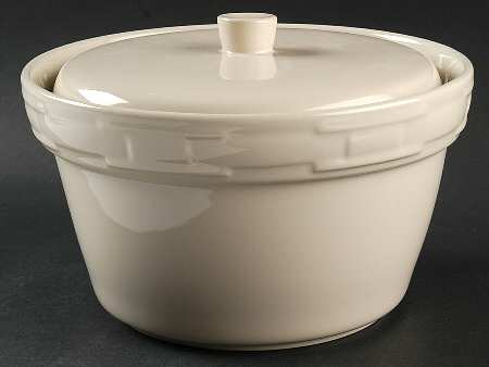 Woven Traditions Ivory 2 Qt Round Covered Casserole