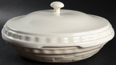 Woven Traditions Ivory 10" Pie Baking Plate & Ceramic Lid