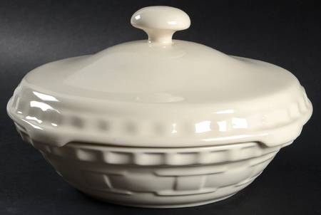 Woven Traditions Ivory 7" Pie Baking Plate & Ceramic Lid