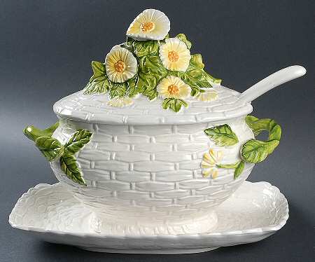 Rustic Daisy Tureen & Lid w/Ladle & Underplate