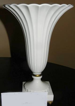 Regal Collection 9" Electric Vase Shaped Lamp