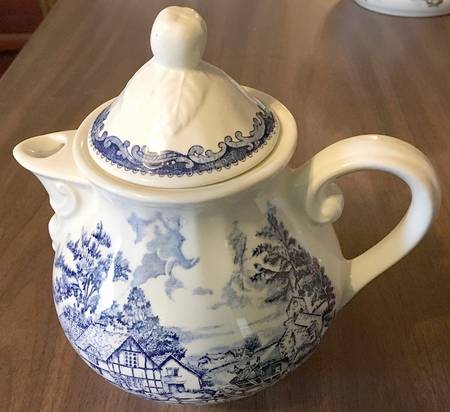 English Style Blue Teapot & Lid