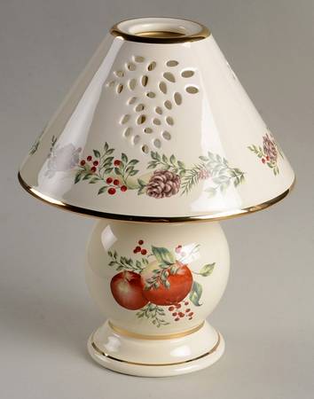 Williamsburg Boxwood & Pine Tea Light Lamp with Shade