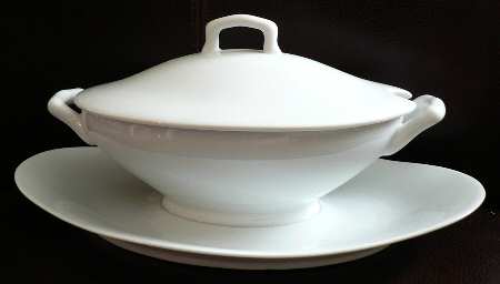 LIM171 Gravy Boat w/Attached Underplate & Lid