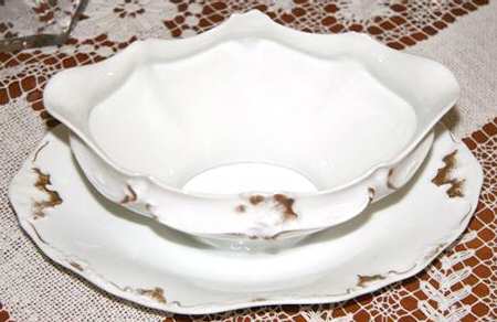 LNT196 Gravy Boat with Attached Underplate