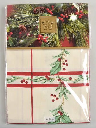 Holiday Gatherings Holiday Berry 70" Round Tablecloth