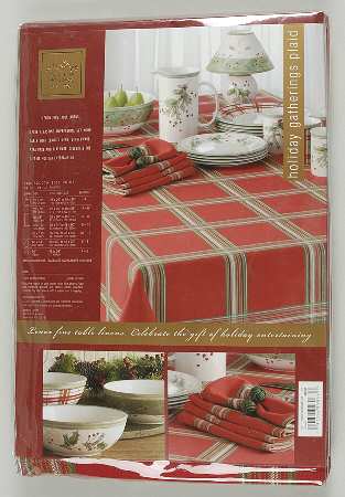 Holiday Gatherings Holiday Berry 70" Round Tablecloth