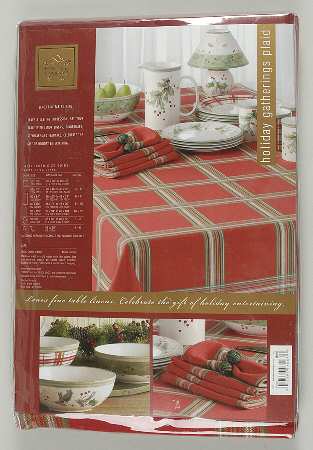 Holiday Gatherings Holiday Berry 52" x 70" Oblong Tablecloth