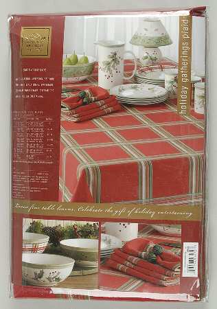 Holiday Gatherings Holiday Berry 60" x 120" Oblong Tablecloth