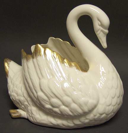 Swan Col Crm (GoTrim, Closed Tail, GreenStp) Medium Centerpiece