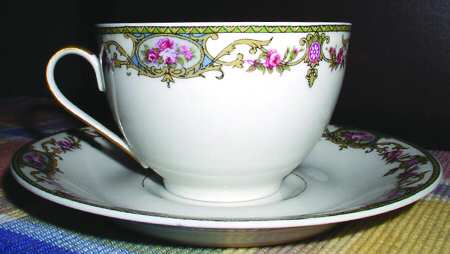 LNT226 Footed Cup & Saucer Set