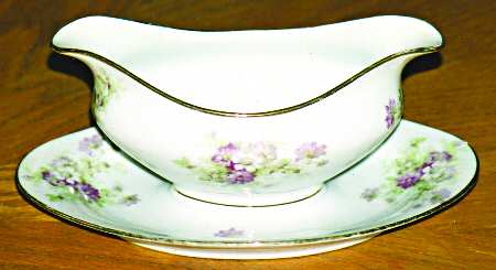 LIM276 Gravy Boat with Attached Underplate