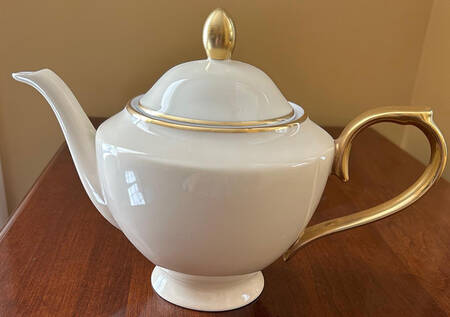 Hampton's Tea Ivory Teapot & Lid