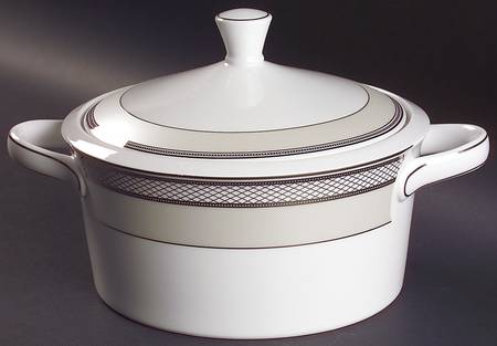 Silk Ribbon Pearl 2 Qt Round Covered Casserole