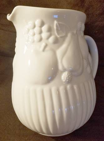 LIE18 96 Oz Pitcher