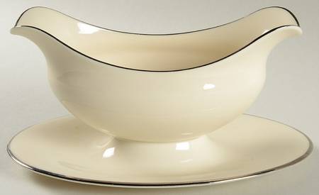 L117 Gravy Boat with Attached Underplate
