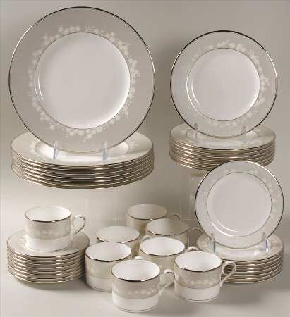 Bellina (Platinum Trim) 40 Piece Set