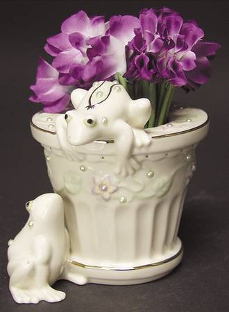 Petals & Pearls Vase-Bud/Frog/Figural