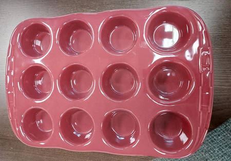 Woven Traditions Tomato (Red) Large Muffin Pan, Hold 12 Muffins
