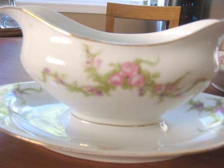 LIM415 Gravy Boat with Attached Underplate