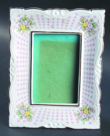 LEF78 Frame-Holds 2 1/2" X 4"