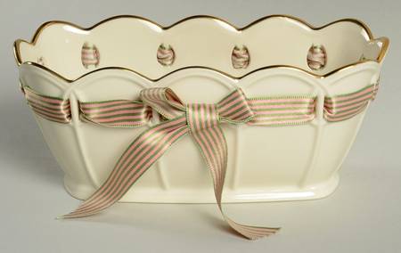 Great Giftables 8" Pierced Oval Bowl