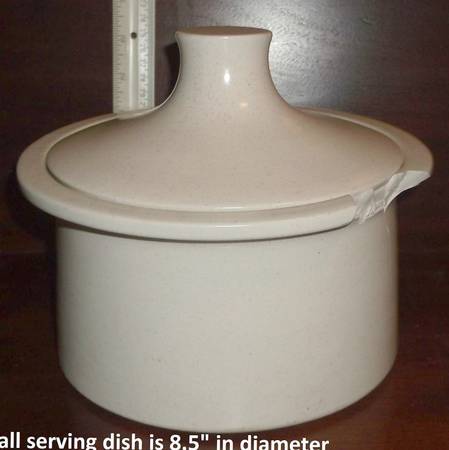 Lunar Range Pale Oatmeal 1.50 Pt Round Covered Casserole