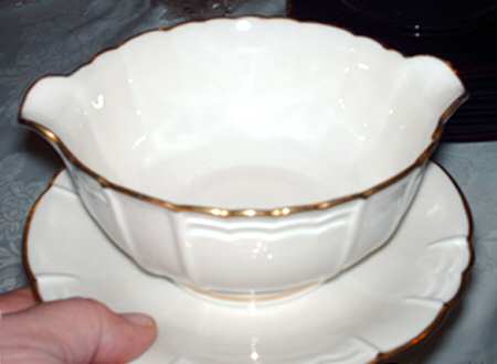 LNT289 Gravy Boat with Attached Underplate