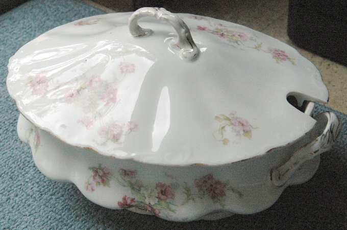1617 Oval Tureen & Lid