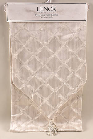 Laurel Leaf 14" X 90" Cloth Table Runner