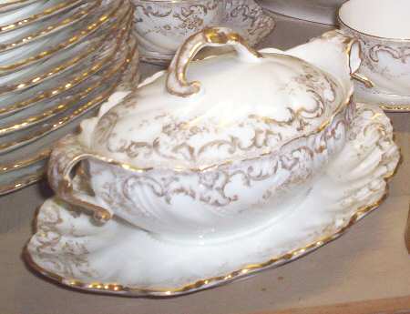 LNT325 Gravy Boat w/Attached Underplate & Lid