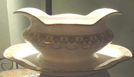 LNT327 Gravy Boat with Attached Underplate