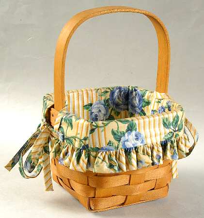 Baskets Smalll Peg Basket W/Liner & Protector