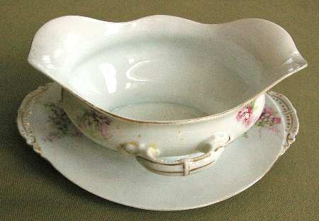2473 Gravy Boat with Attached Underplate