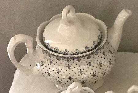 Flor de Lis Azul Teapot & Lid