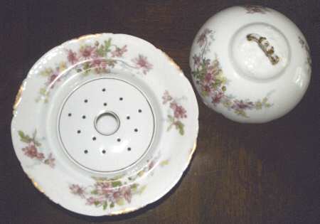 LEV6 Round Covered Butter with Strainer