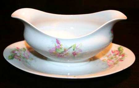 LIM546 Gravy Boat with Attached Underplate