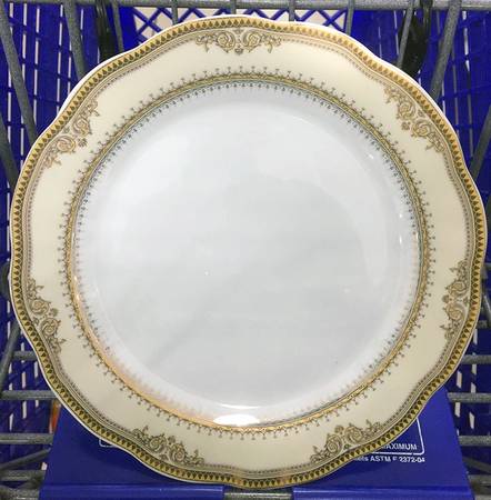 Isabella by Lorren Home Trends