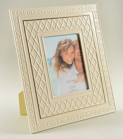 Crisscross Frame-Holds 5" X 7"