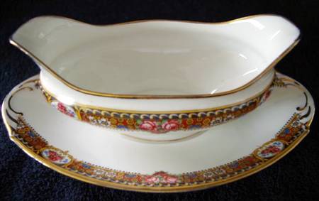 LEG115 Gravy Boat with Attached Underplate