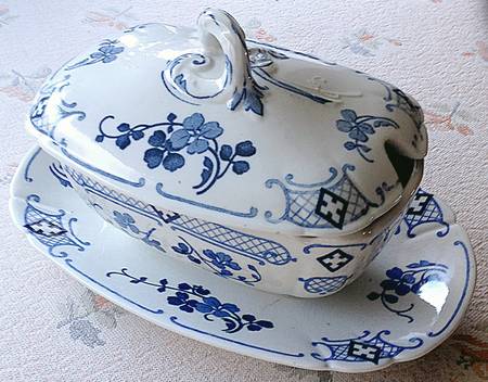 Jane Sauce Boat & Lid with Underplate