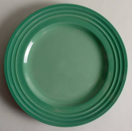 Medium Green by Le Creuset