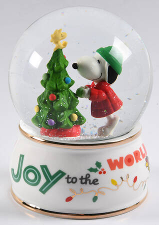 Snoopy Christmas Snow Globe