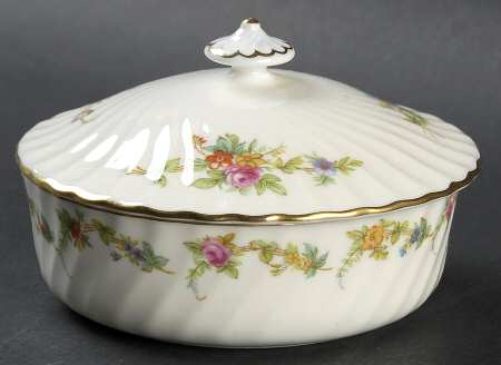 Lorraine (#S561, Cream Border) Round Box & Lid