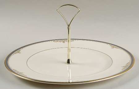Marlborough Round Serving Plate with Handle (DP)