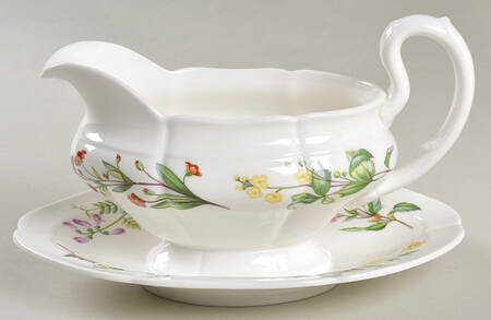 Meadow Scalloped Gravy Boat with Attached Underplate