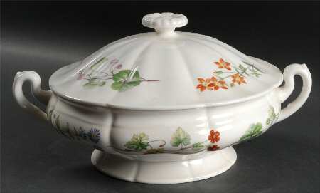 Meadow Scalloped Round Covered Vegetable
