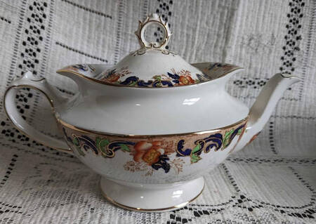 Majestic (Smooth Edge) Teapot & Lid